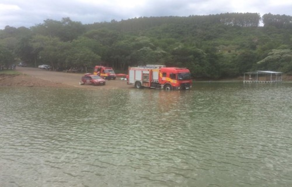 Ir para  <p>Duas pessoas morreram na tarde desta segunda-feira, dia 12, por volta das 14h30, no Porto de It&aacute;, ap&oacute;s um&nbsp;ve&iacute;culo cair dentro do lago da Usina Hidrel&eacute;trica. De acordo com a...